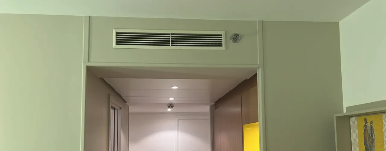 Grille de soufflage linéaire d’un gainable encastrée au plafond