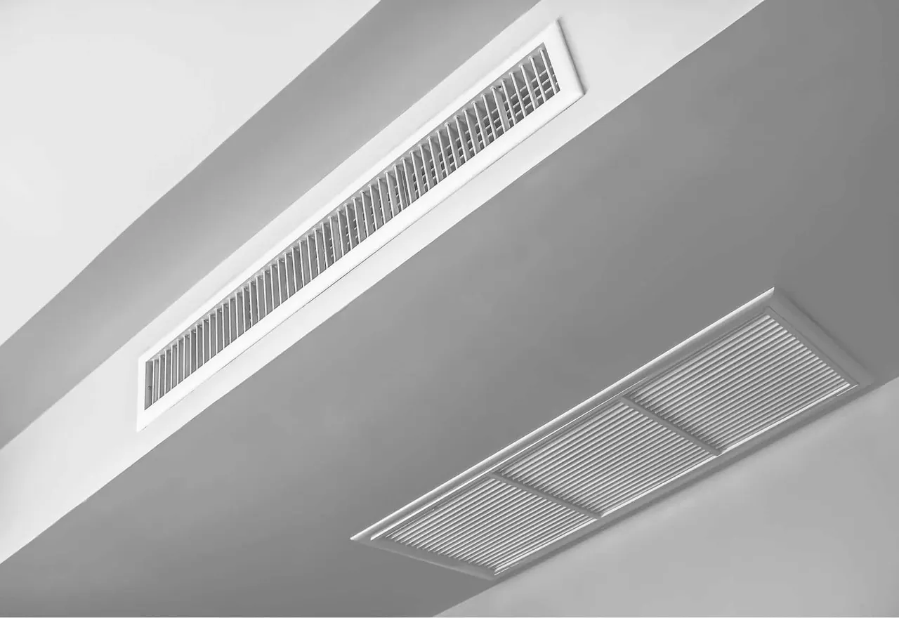 Grilles de soufflage d’un gainable à dépoussiérer lors de l’entretien